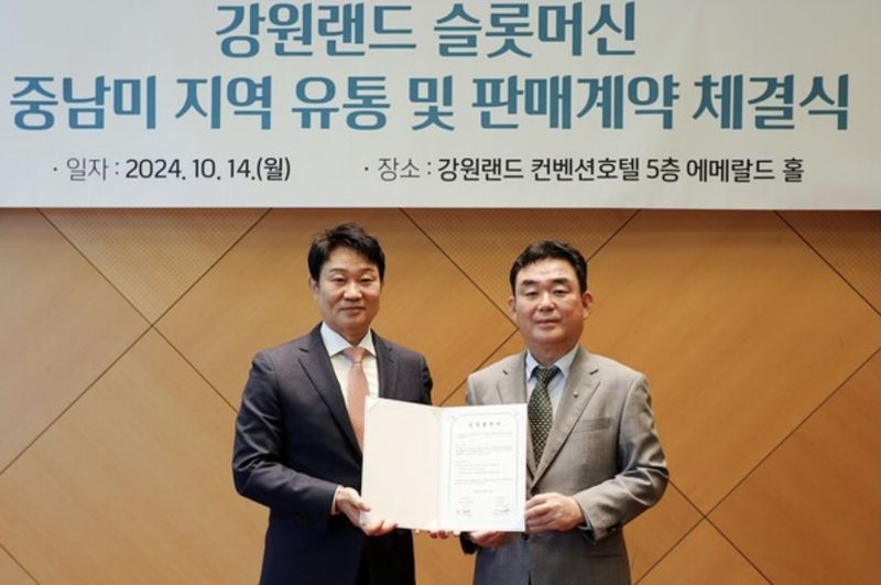 지난 14일 강원도 정선군 하이원그랜드호텔에서 <span id='_stock_code_011810' data-stockcode='011810'>STX</span> 박상준 대표(왼쪽)와 강원랜드 최철규 대표이사직무대행(오른쪽)이 ‘카지노 장비 독점 공급을 위한 업무협약’ 체결 후 기념 촬영을 하고 있다. STX 제공