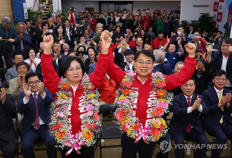 윤일현 국민의힘 금정구청장보궐선거 후보가 16일 오후 부산 금정구 선거사무소에서 당선이 유력해지자 꽃다발을 목에걸고 환호하고 있다. 연합뉴스