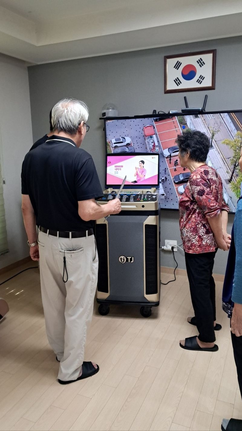광명시 경로당에 설치된 <span id='_stock_code_032540' data-stockcode='032540'>TJ미디어</span> 노래반주기. TJ미디어 제공