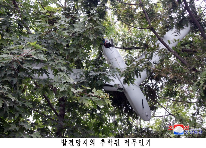 북한이 평양에서 한국군에서 운용하는 드론과 동일 기종의 무인기 잔해를 발견했다고 주장하며 관련 사진을 공개했다. 북한 국방성 대변인은 19일 조선중앙통신을 통해 &quot;한국군부깡패들의 중대주권침해도발사건이 결정적 물증의 확보와 그에 대한 객관적이며 과학적인 수사를 통해 명백히 확증되였다&quot;고 발표했다. 사진&#x3D; 조선중앙통신 캡처