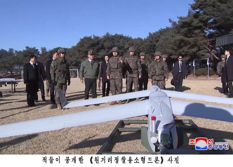 북한이 평양에서 한국군에서 운용하는 드론과 동일 기종의 무인기 잔해를 발견했다고 주장하며 관련 사진을 공개했다. 북한 국방성 대변인은 19일 조선중앙통신을 통해 &quot;한국군부깡패들의 중대주권침해도발사건이 결정적 물증의 확보와 그에 대한 객관적이며 과학적인 수사를 통해 명백히 확증되였다&quot;고 발표했다. 