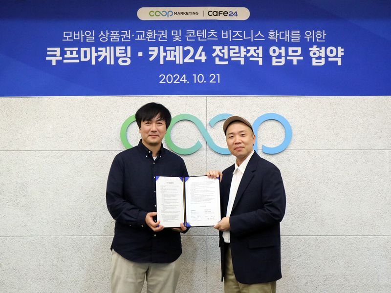 전우정 쿠프마케팅 대표(왼쪽)와 곽형석 <span id='_stock_code_042000' data-stockcode='042000'>카페24</span> 총괄이사가 지난 21일 서울시 성동구 쿠프마케팅 본사에서 열린 업무 협약식에서 기념촬영을 하고 있다. 쿠프마케팅 제공