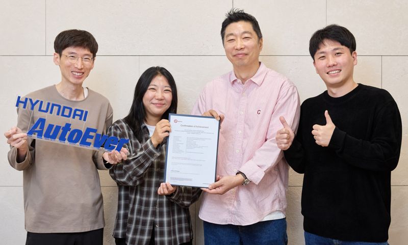 <span id='_stock_code_307950' data-stockcode='307950'>현대오토에버</span> 차량전장SW센터 정지훈 센터장(왼쪽 세번째)이 우만제 책임, 이예슬 책임, 조준호 책임과 함께 A-SPICE 레벨3 인증서를 들고 기념촬영을 하고 있다. 현대오토에버 제공