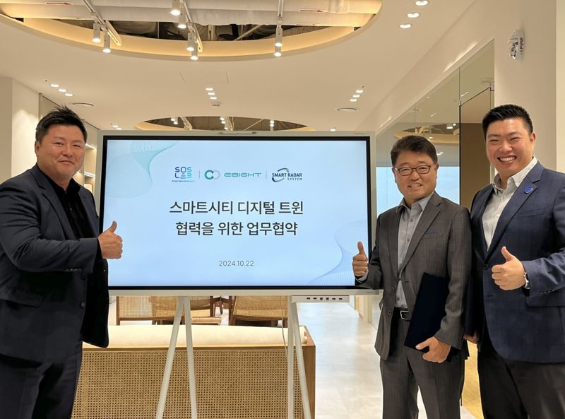 (왼쪽부터) 김진현 이에이트 대표이사, 김용환 <span id='_stock_code_424960' data-stockcode='424960'>스마트레이더시스템</span> 대표이사, 정지성 에스오에스랩 대표이사가 22일 스마트시티 디지털 트윈 협력을 위한 업무협약에서 기념 촬영을 하고 있다. 에스오에스랩 제공