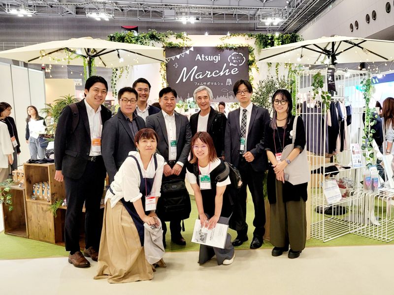 손영섭 <span id='_stock_code_002070' data-stockcode='002070'>비비안</span> 대표(둘째 줄 왼쪽 세번째)가 최근 일본에서 열린 ‘펨테크 도쿄’에 참가해 관계자들과 기념촬영을 하고 있다. 비비안 제공