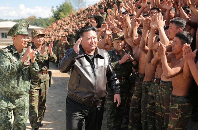 김정은 북한 국무위원장이 지난 2일 서부지구의 조선인민군 특수작전부대 훈련기지를 현지 시찰하는 모습. 사진&#x3D;뉴스1