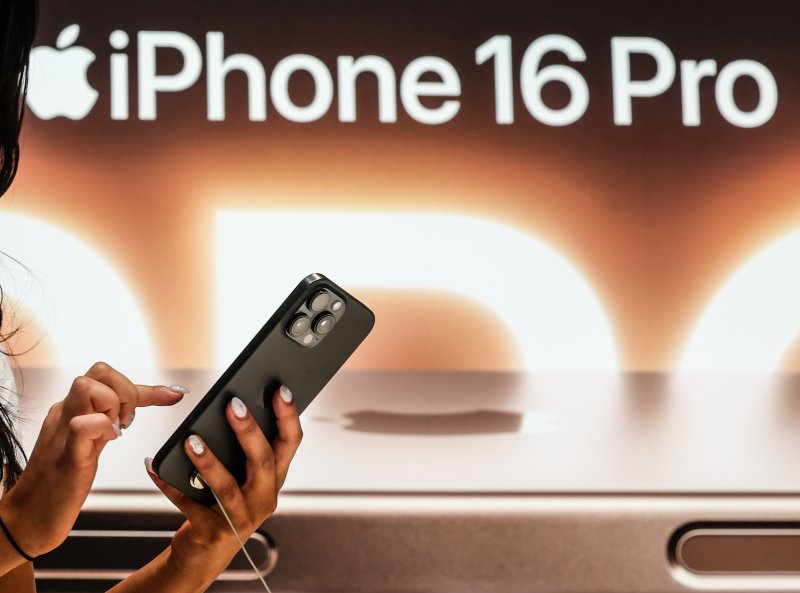 [서울=뉴시스] 김근수 기자 = 20일 서울 마포구 <span id='_stock_code_100590' data-stockcode='100590'>머큐리</span> 앰버서더 호텔 홍대 T팩토리에서 한 직원이 아이폰16 제품을 들어보이고 있다. 2024.09.20. ks@newsis.com /사진=뉴시스