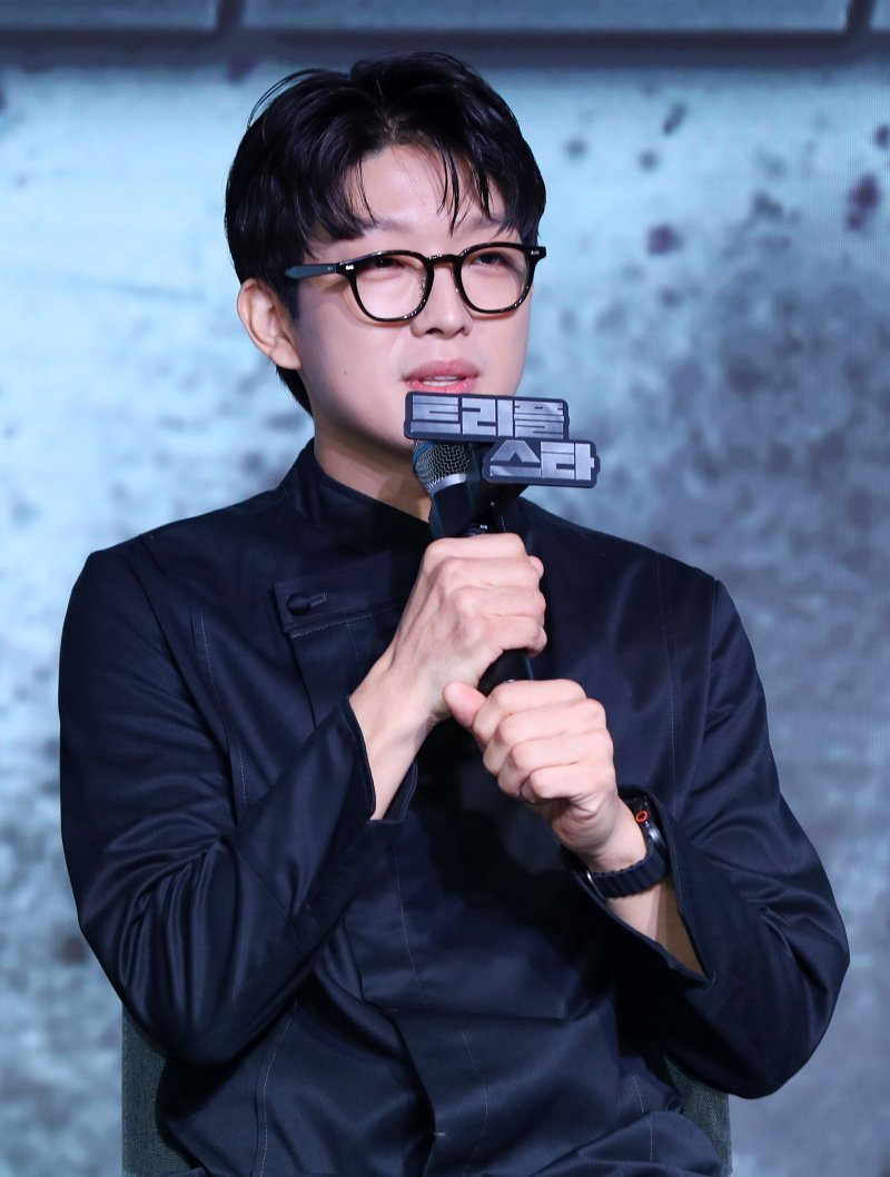 [서울&#x3D;뉴시스] 김혜진 기자 &#x3D; 흑백요리사에 출연 중인 트리플 스타가 7일 오전 서울 마포구 호텔 나루 서울 엠갤러리에서 열린 넷플릭스 예능 &#39;흑백요리사: 요리 계급 전쟁&#39; 기자간담회에서 인사말을 하고 있다. 2024.10.07. jini@newsis.com &#x2F;사진&#x3D;뉴시스