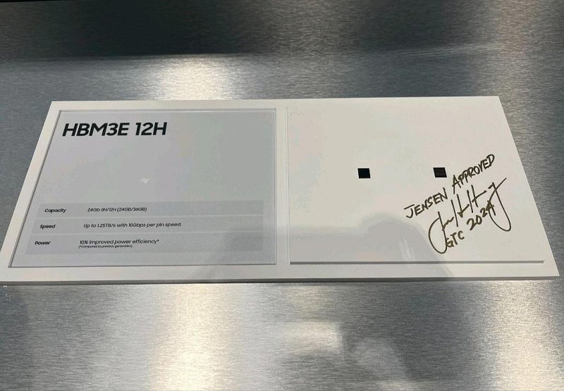 젠슨 황 엔비디아 최고경영자(CEO)가 미국 새너제이에서 열리는 연례 개발자 콘퍼런스 &#39;GTC 2024&#39;에 마련된 삼성전자 부스에 전시된 HBM3E 12H(High·12단 적층) 제품에 남긴 사인을 찍은 사진. 한진만 삼성전자 부사장 SNS 캡처