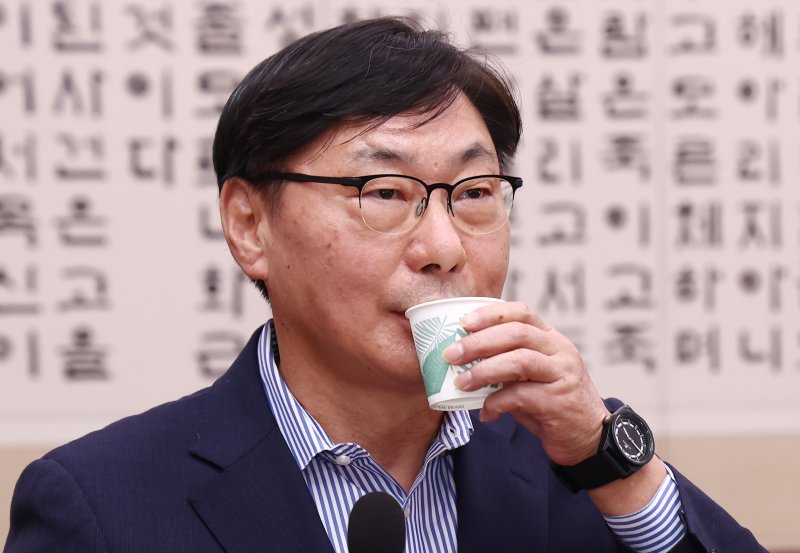 이화영 전 경기도 평화부지사가 지난 25일 오후 서울 여의도 국회 법제사법위원회에서 열린 법무부·법제처·감사원·고위공직자범죄수사처·헌법재판소·대법원 종합 국정감사에 출석해 물을 마시고 있다. &#x2F;사진&#x3D;뉴스1