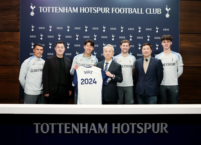 지난 10월 22일 영국 토트넘 홋스퍼 트레이닝센터에서 열린 <span id='_stock_code_016800' data-stockcode='016800'>퍼시스</span>그룹과 토트넘 홋스퍼 FC와의 파트너 조인식에서 (좌측부터) △ 페드로 포로 △우인환 퍼시스그룹 <span id='_stock_code_134790' data-stockcode='134790'>시디즈</span> 브랜드 부사장 △손흥민 △강성문 퍼시스그룹 시디즈 브랜드 대표이사 △벤 데이비스 △홍석준 퍼시스그룹 시디즈 브랜드 관리팀장 △아치 그레이가 기념촬영을 하고 있다. 퍼시스그룹 제공