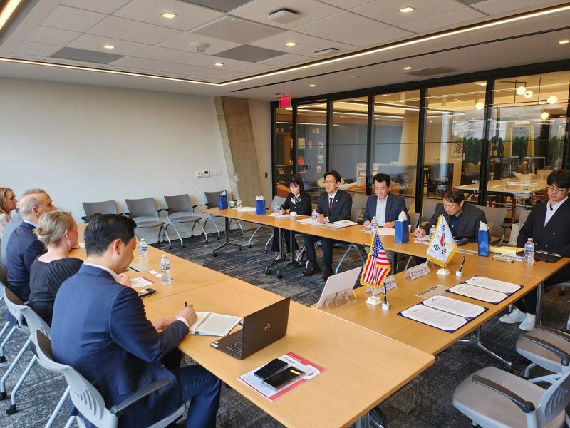 장호종 대전시 경제과학부시장(오른쪽 세번째)이  6일(현지시간) 미국 페어팩스 카운티 경제개발청을 찾아 빅터 호스킨스 청장과 환담하고 있다. 