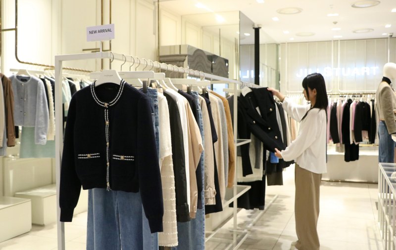 대구 신세계백화점의 한 의류 매장에서 고객이 상품을 둘러보고 있다. 대구 신세계백화점 제공