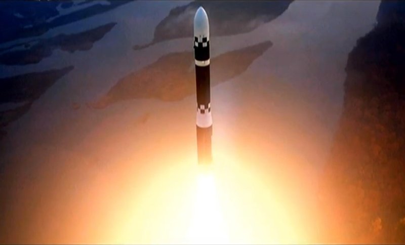 북한은 전날 발사한 ICBM의 이름이 '화성-19형'이며 북한의 개발한 ICBM의 '최종완결판'이라고 주장했다. &middot;조선중앙TV 캡처