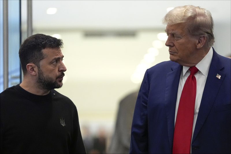 볼로디미르 젤렌스키 우크라이나 대통령(왼쪽)과 도널드 트럼프 미국 공화당 대선 후보가 지난 9월 27일(현지시간) 미국 뉴욕의 트럼프타워에서 만나 취재진 앞에서 마주보고 있다. 트럼프&middot;젤렌스키 회담에서 트럼프는 "푸틴과도 친하다" 젤렌스키는 "러시아 압박해야"로 대변되는 입장차를 보였다. AP뉴시스