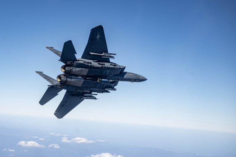 합참은 한미 공군이 강원도 태백 사격장에서 적 이동형 및 고정형 표적을 타격한 실사격 훈련을 공개했다고 지난달 31일 밝혔다. 사진은 GBU-12 공대지 유도폭탄을 장착하고 임무 공역을 향해 비행하고 있는 F-15K 전투기의 모습. 사진=합참 제공