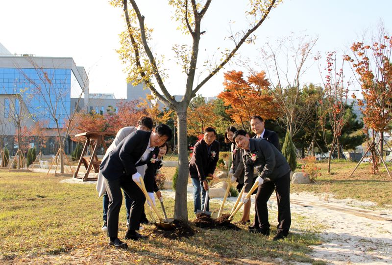  허성형 지속가능경영사무국장과 민창기 에너지인프라본부장(가장 오른쪽부터) 등이 미세먼지 저감 5호 숲 준공 행사에서 식수 세레머니를 하고 있다. <span id='_stock_code_047050' data-stockcode='047050'>포스코인터내셔널</span> 제공