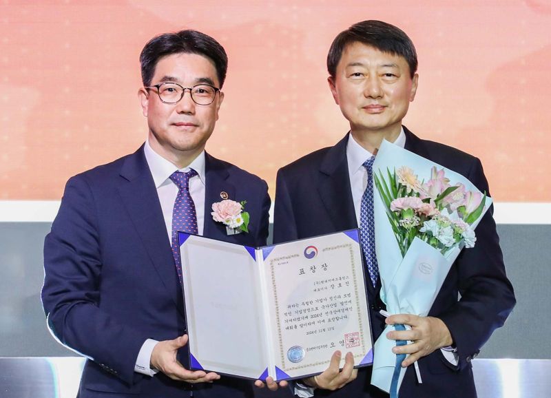 13일 서울 영등포구 글래드호텔에서 진행된 '2024년 제19회 전국장애경제인대회'에서 장호진 <span id='_stock_code_005440' data-stockcode='005440'>현대지에프홀딩스</span> 사장(오른쪽)과 김성섭 중소벤처기업부 차관이 기념촬영을 하고 있다. 현대백화점그룹 제공