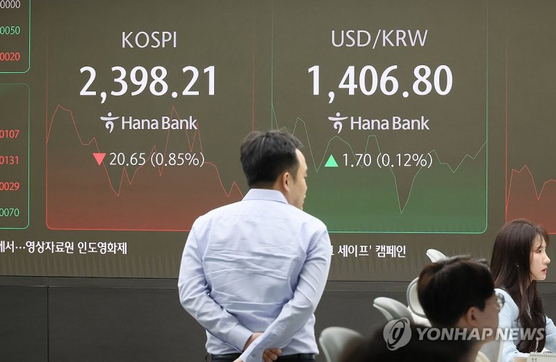 코스피가 15일 이차전지주 약세 등의 영향으로 하락해 지난 8월 &#39;블랙먼데이&#39; 이후 처음으로 2400선을 내줬다. 사진&#x3D;연합뉴스