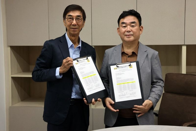 지난 13일 추아 김 RGB 대표(왼쪽)와 최철규 <span id='_stock_code_035250' data-stockcode='035250'>강원랜드</span> 대표이사 직무대행이 필리핀 마닐라 RGB 사무실에서 머신 판매 협약을 맺은 후 기념촬영을 하고 있다. 강원랜드 제공