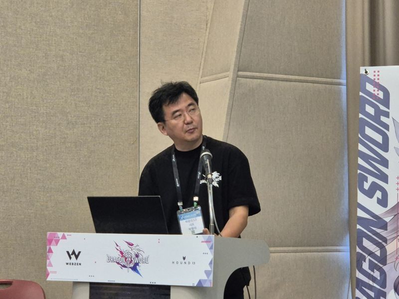 웹젠의 신작 '드래곤소드' 개발사 하운드13의 박정식 대표가 지스타 2024에서 기자간담회를 열었다. 