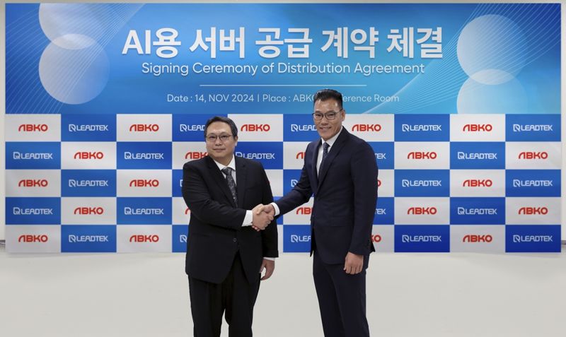 (왼쪽부터) 마유원 리드텍재팬 회장, 오광근 <span id='_stock_code_129890' data-stockcode='129890'>앱코</span> 대표이사가 지난 14일 AI 서버 공급 계약 체결 후 기념 촬영을 하고 있다. 앱코 제공
