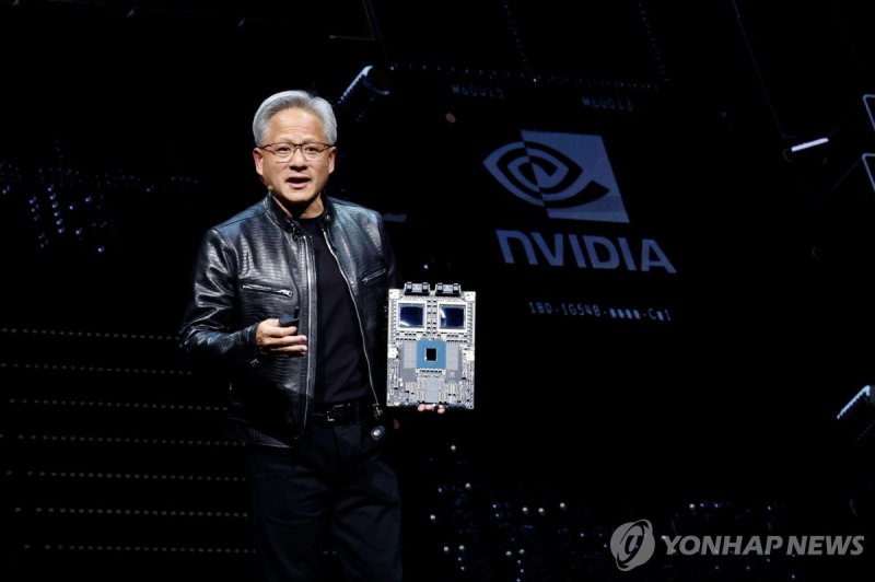 지난 6월 4일 대만 타이페이에서 열린 컴퓨텍스 2024 전시회를 앞두고 엔비디아의 공동 창립자이자 최고경영자(CEO)인 젠슨 황이 기조연설을 통해 엔비디아 블랙웰을 소개하고 있다. 연합뉴스