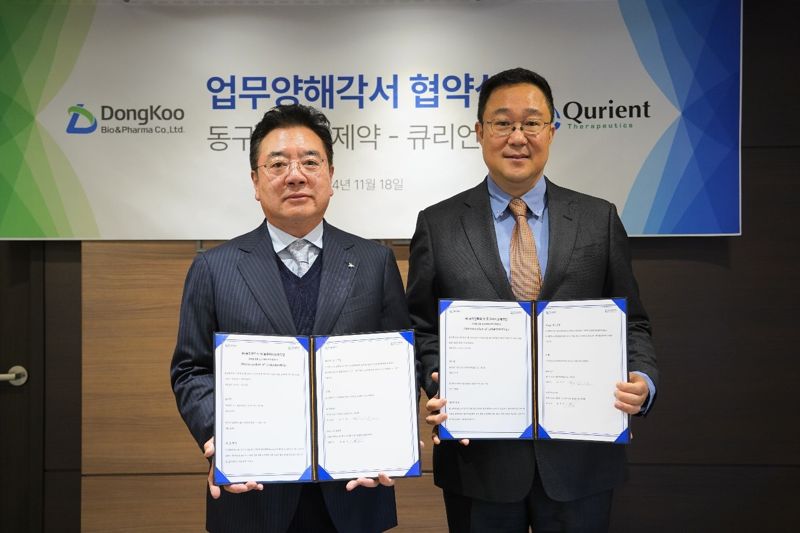 18일 조용준 <span id='_stock_code_006620' data-stockcode='006620'>동구바이오제약</span> 조용준 대표이사(왼쪽)와 남기연 <span id='_stock_code_115180' data-stockcode='115180'>큐리언트</span> 남기연 대표이사가 텔라세벡의 국내 공급, 유통 그리고 판매에 대한 내용이 담긴 의향서를 체결한 뒤 기녀촬영을 하고 있다. 동구바이오제약 제공