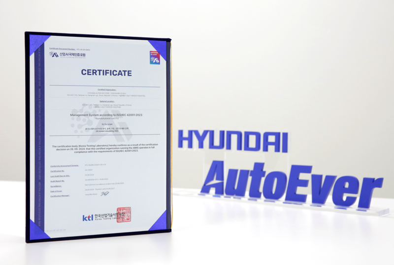 <span id='_stock_code_307950' data-stockcode='307950'>현대오토에버</span> AI기술팀이 한국산업기술시험원의 심사를 통해 획득한 ISO의 AI 경영시스템 인증서. 현대오토에버 제공