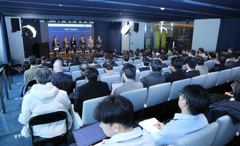 법무법인 율촌은 지난 19일 서울 삼성동 파르나스타워 율촌 렉처홀에서 해외건설협회와 공동으로 &#39;효율적인 우크라이나 재건사업 진출전략&#39; 세미나를 개최했다. &#x2F;사진&#x3D;율촌