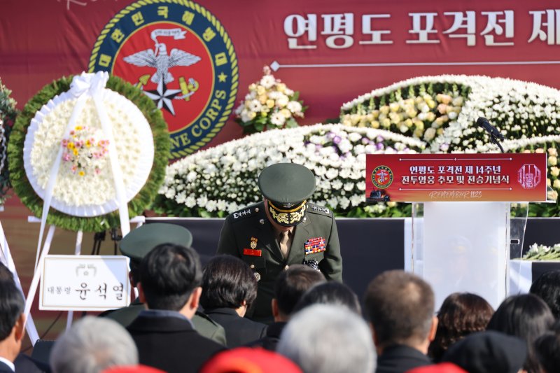 김계환 해병대사령관이 23일 대전 유성구 국립대전현충원에서 거행된 연평도 포격전 제14주년 전투영웅 추모 및 전승 기념식에서 고 서정우 하사와 문광욱 일병의 유가족들에게 인사하고 있다. 사진&#x3D;연합뉴스