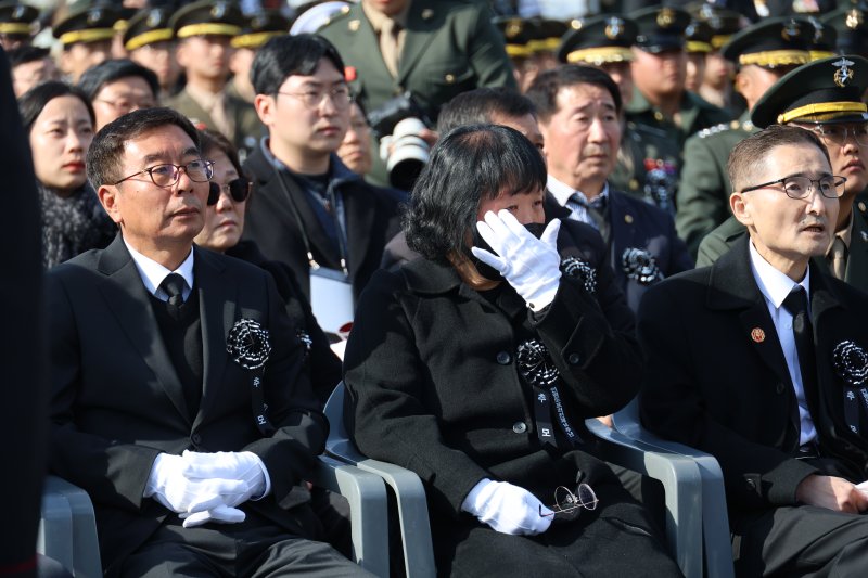 연평도 포격전 전투영웅인 고 서정우 하사와 문광욱 일병의 부모님이 23일 대전 유성구 국립대전현충원에서 거행된 연평도 포격전 제14주년 전투영웅 추모 및 전승 기념식에 참석해 있다. 사진&#x3D;연합뉴스