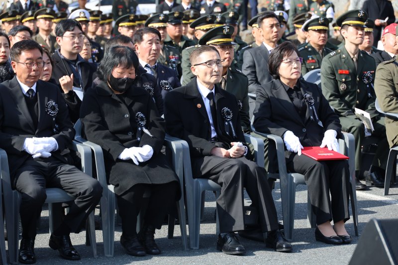 연평도 포격전 전투영웅인 고 서정우 하사와 문광욱 일병의 부모님이 23일 대전 유성구 국립대전현충원에서 거행된 연평도 포격전 제14주년 전투영웅 추모 및 전승 기념식에 참석해 있다. 사진&#x3D;연합뉴스