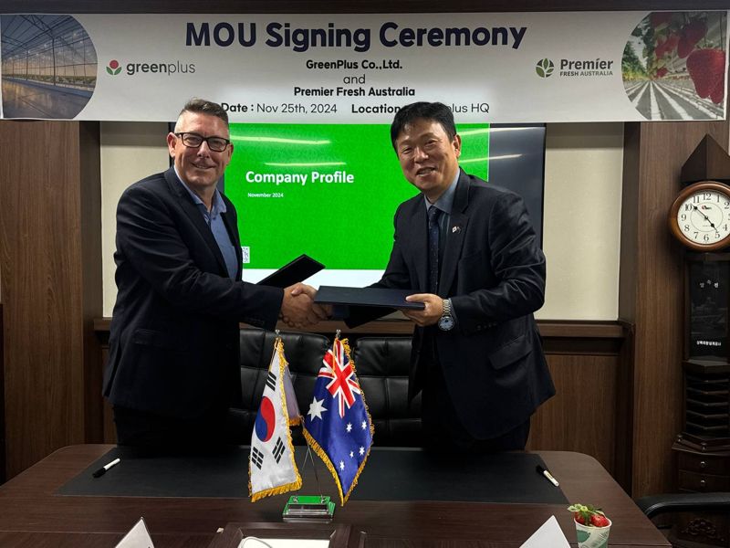 정순태 <span id='_stock_code_186230' data-stockcode='186230'>그린플러스</span> 대표(오른쪽)와 Dean Gall 프리미어 프레시 AUS 대표가 지난 25일 그린플러스 예산 본사에서 업무협약(MOU)식을 가지고 있다. 그린플러스 제공.