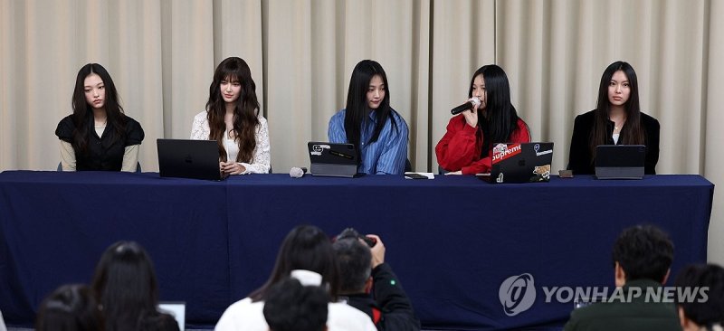 걸그룹 뉴진스가 28일 오후 서울 강남구에서 긴급 기자회견을 열고 전속계약 해지에 대한 입장을 전하고 있다. 연합뉴스