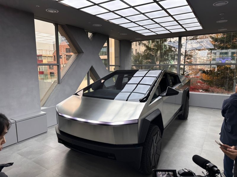 테슬라 강남스토어에 전시된 사이버트럭. 사진=뉴스1