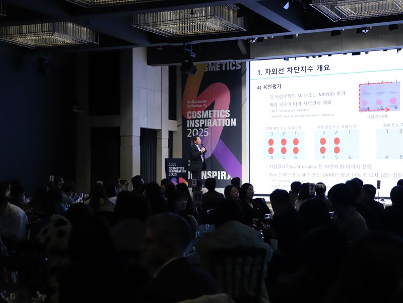 ‘2025 코스메틱 인스피레이션’ 행사에 참석한 고객사들이 이해광 <span id='_stock_code_347740' data-stockcode='347740'>피엔케이피부임상연구센타</span> 대표의 ‘선케어에 의한 피부 보호와 장벽 회복의 효능 평가 기술 - 글로벌 진출을 위한 실증자료 확보 전략’ 강연을 듣고 있다. 대봉그룹 제공