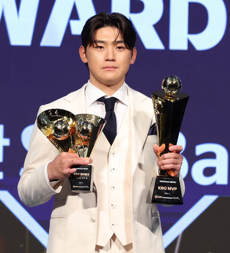 지난달 26일 서울 송파구 롯데호텔월드에서 열린 '2024 <span id='_stock_code_005450' data-stockcode='005450'>신한</span> SOL뱅크 KBO 시상식'에서 MVP를 수상한 KIA 김도영이 포즈를 취하고 있다. 뉴시스