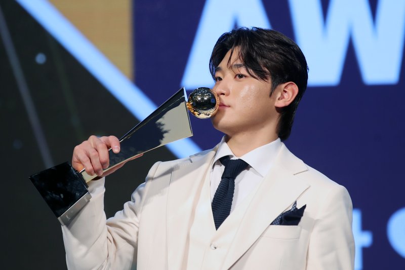 지난달 26일 서울 송파구 롯데호텔월드에서 열린 프로야구 '2024 신한 SOL 뱅크 KBO리그' 시상식에서 MVP에 선정된 KIA 김도영이 트로피와 함께 기념촬영하고 있다. 뉴스1