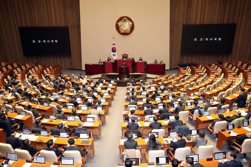 정명호 국회 의사국장이 5일 오전 서울 여의도 국회에서 열린 제418회 국회(정기회) 제16차 본회의에서 야6당이 공동 발의한 윤석열 대통령 탄핵소추안 등을 보고하고 있다. 뉴시스