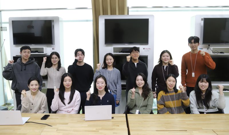 KT<span id='_stock_code_053210' data-stockcode='053210'>스카이라이프</span> 고객언어 개선 프로젝트팀 직원들이 기념촬영을 하고 있다. KT스카이라이프 제공