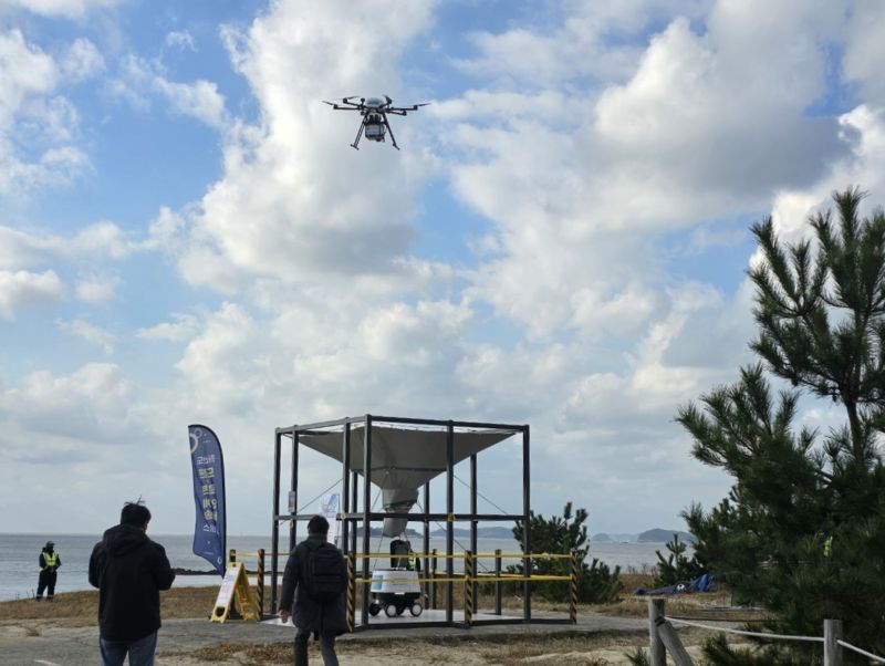 5일 충남 보령 원산도에서 진행된 들론 배송 시연회 모습.