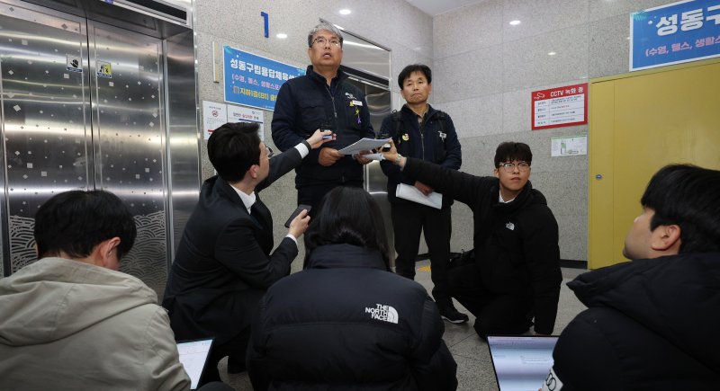 김태균 서울교통공사 제1노조 위원장이 6일 새벽 서울 성동구 서울교통공사 인재개발원에서 사측과의 교섭을 타결한 뒤 취재진과 인터뷰하고 있다.뉴스1