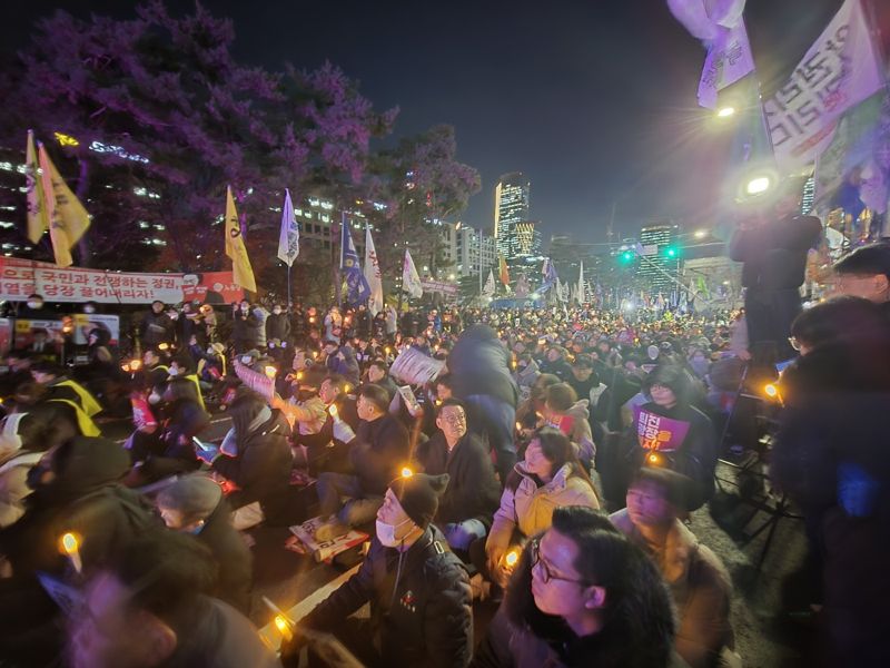 6일 서울 여의도 국회 앞 대로에서 대통령을 규탄하는 촛불집회가 열리고 있다. 사진&#x3D;정경수 기자