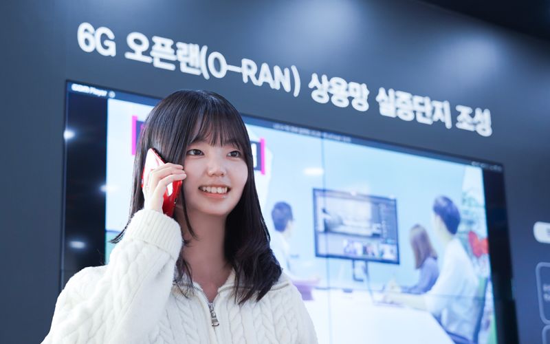 금오공대 학생이 오픈랜 상용망을 통해 5G 스마트폰을 통화를 하고 있다. <span id='_stock_code_003550' data-stockcode='003550'>LG</span>유플러스 제공