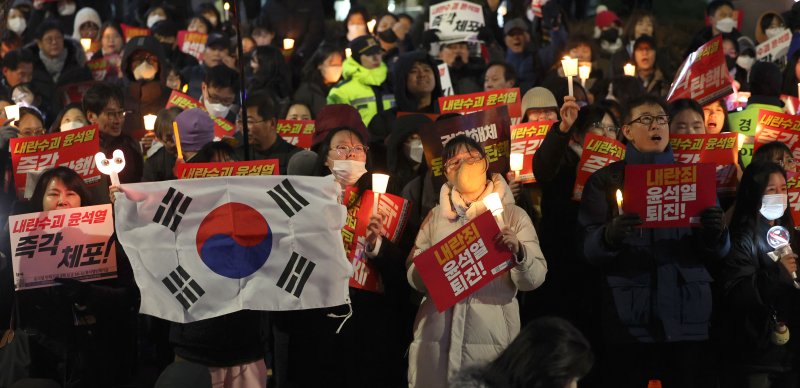 지난 6일 서울 여의도 국회의사당 앞에서 열린 촛불집회에 참가한 시민들이 윤석열 대통령 퇴진을 촉구하고 있다. 사진&#x3D;뉴시스