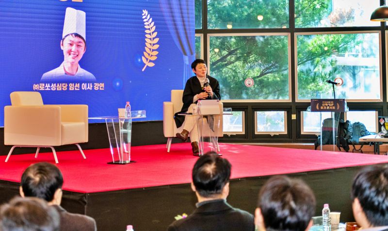 ㈜로쏘성심당의 임선 이사가 10일 충남대학교 대덕캠퍼스 국제교류회관 99카페에서 토크 콘서트 형식의 특강을 진행하고 있다.