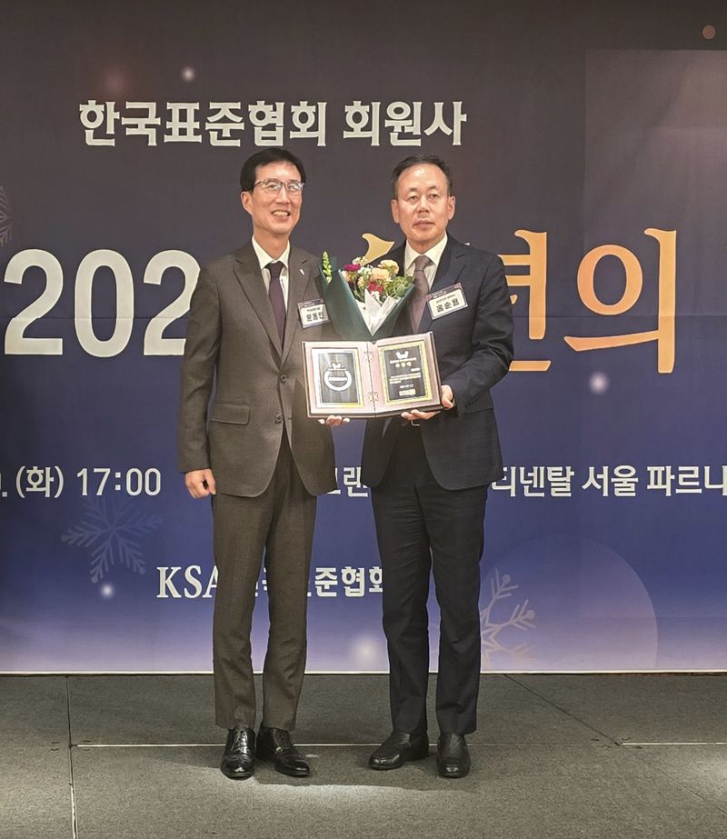 홍순용 <span id='_stock_code_001210' data-stockcode='001210'>금호전기</span> 상무(오른쪽)와 문동민 한국표준협회 회장이 지난 10일 그랜드 인터컨티넨탈 서울 파르나스 호텔에서 열린 한국표준협회 우수회원사 시상식에서 기념촬영을 하고 있다. 금호전기 제공.