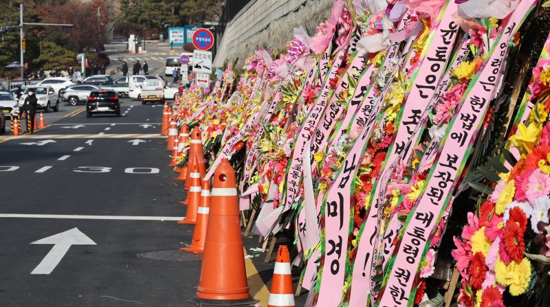 11일 오후 서울 용산구 대통령실 출입문 앞 도로에 윤석열 대통령 지지자들이 보낸 화환이 놓여져 있다.  &#x2F;사진&#x3D;뉴스1화상