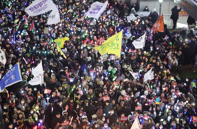 11일 오후 서울 여의도 국민의힘 당사 앞에서 시민들이 윤석열 대통령 탄핵과 국민의힘 해체를 촉구하고 있다. 뉴시스 제공.
